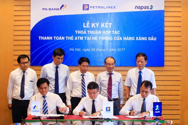 Thẻ ATM nội địa của 41 ngân hàng có thể mua xăng dầu tại CHXD Petrolimex trên toàn quốc
