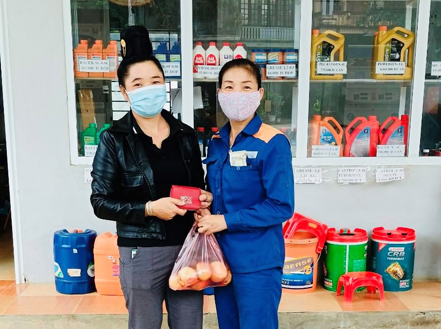 Chị Nguyễn Thị Hằng nhặt được ví rơi, trả lại khách hàng đánh mất tại CHXD 201 Sơn La
