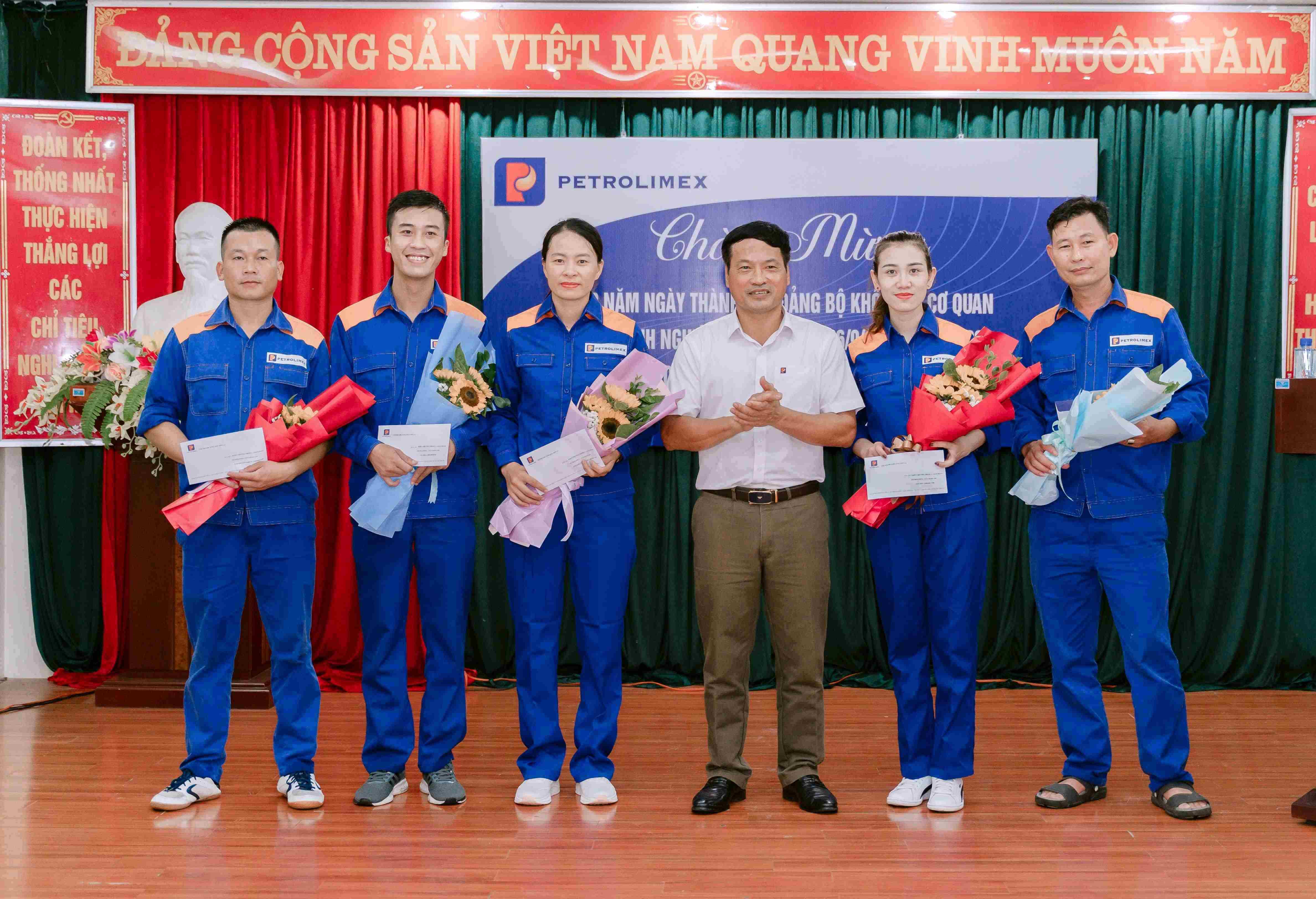 Chi nhánh Xăng dầu Sơn La thi đua gian hàng giới thiệu và bán các sản phẩm của Petrolimex quý 3 năm 2023