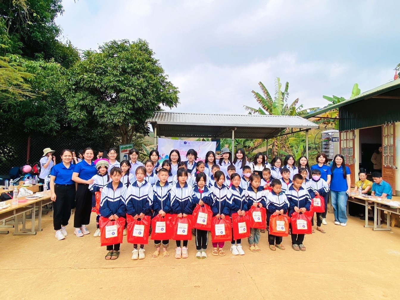 Đoàn cơ sở Chi nhánh Xăng dầu Sơn La thăm và tặng quà tại điểm trường Bướm Ỏ, xã Chiềng Khoong, huyện Sông Mã, Tỉnh Sơn La