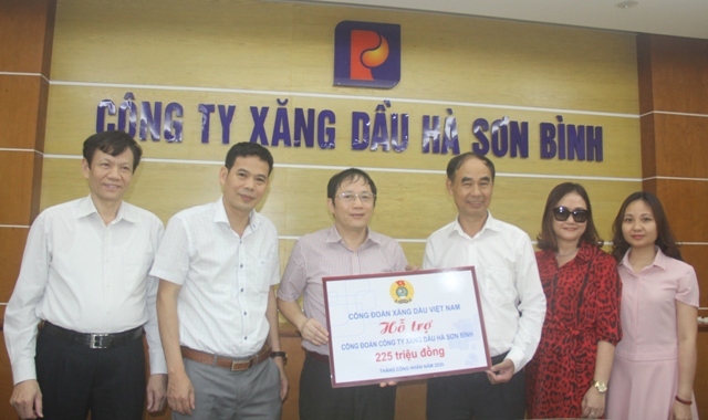 Thăm hỏi, tặng quà người lao động có hoàn cảnh khó khăn, bị ảnh hưởng bởi dịch COVID-19