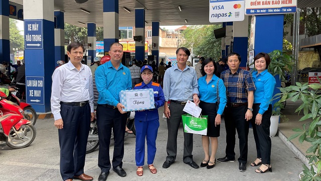Người lao động Petrolimex Hà Sơn Bình nỗ lực phục vụ khách hàng địa bàn Hà Nội