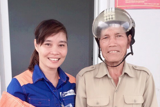 Chị Phạm Thị Hằng trả lại tài sản của bác Vi Văn Sản đánh rơi tại CHXD 28 Huy Hạ