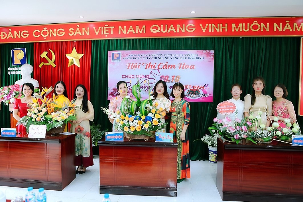 Sôi nổi Hội thi cắm hoa chào mừng Ngày phụ nữ Việt Nam 20/10