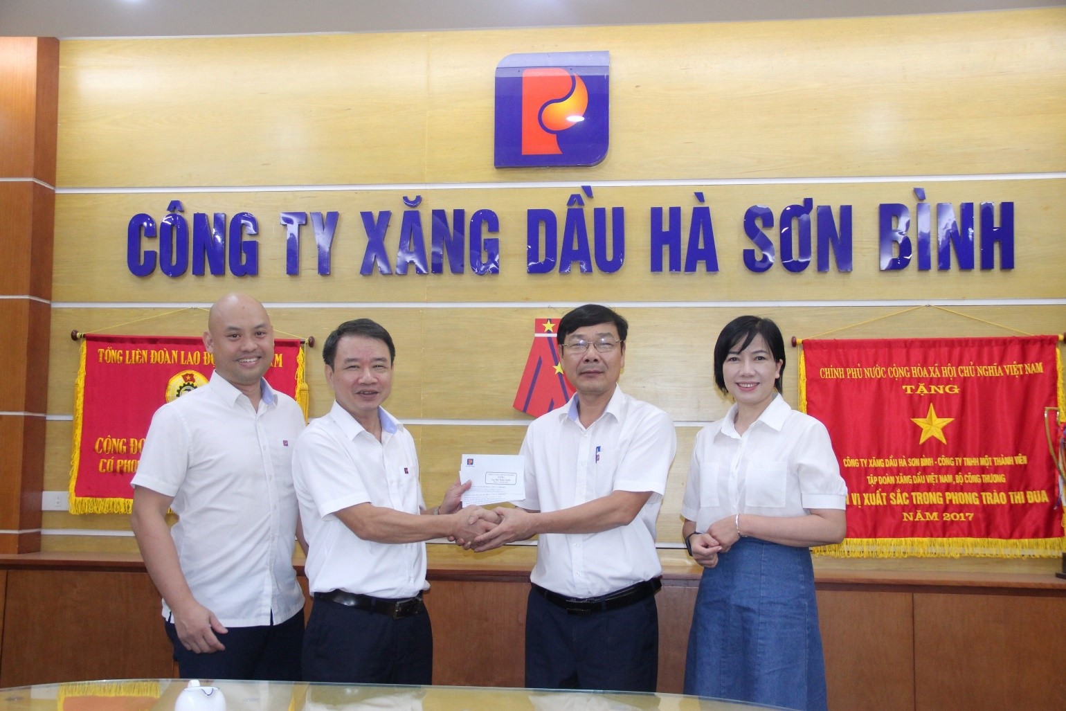 Thăm hỏi, tặng quà các gia đình chính sách nhân ngày Thương binh Liệt sĩ