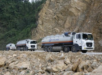 Gian nan xăng dầu ngược núi