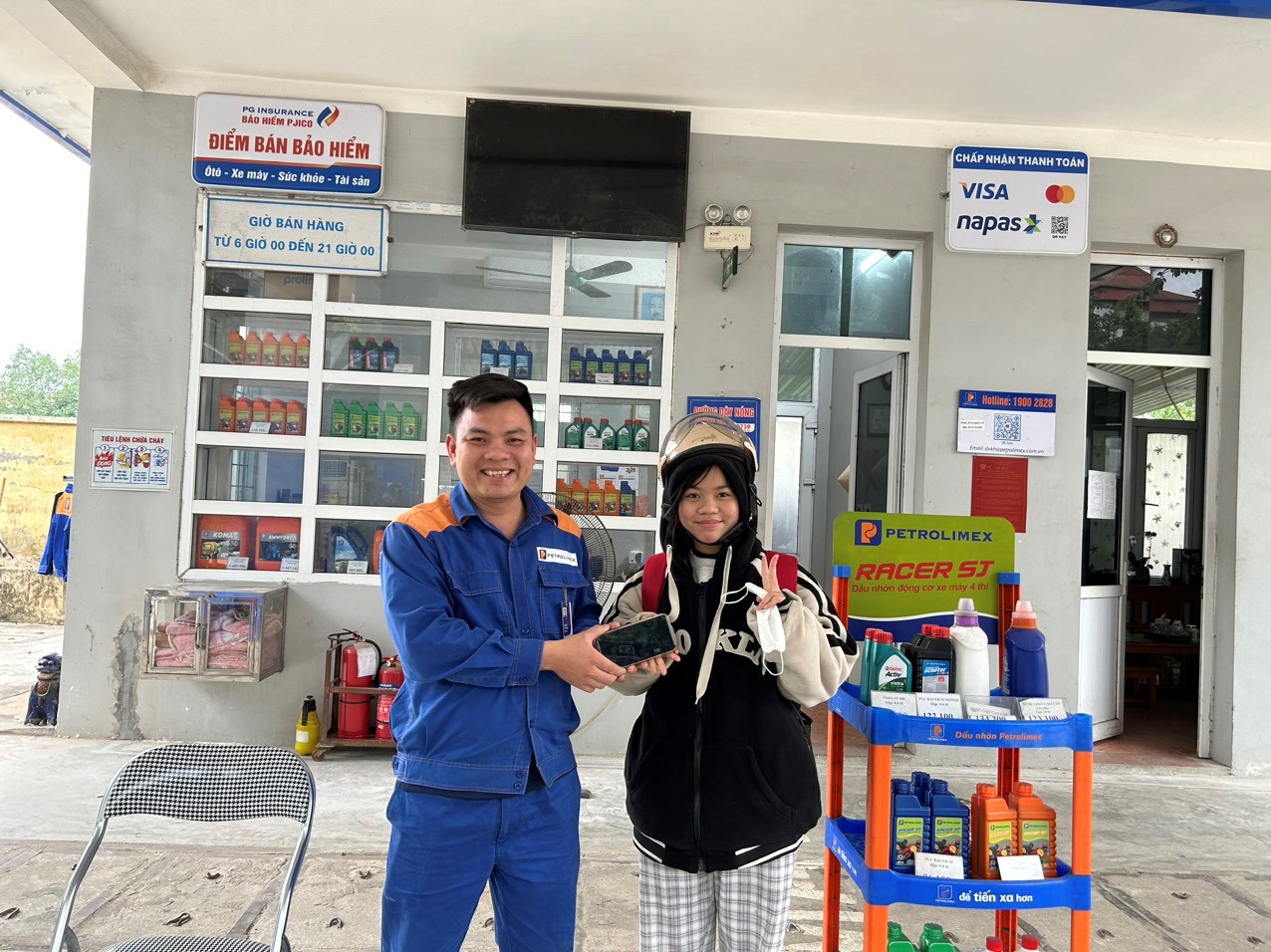 Nhân viên Nguyễn Văn Hùng – Petrolimex Cửa hàng 16 nhặt được đồ rơi trả người bị mất