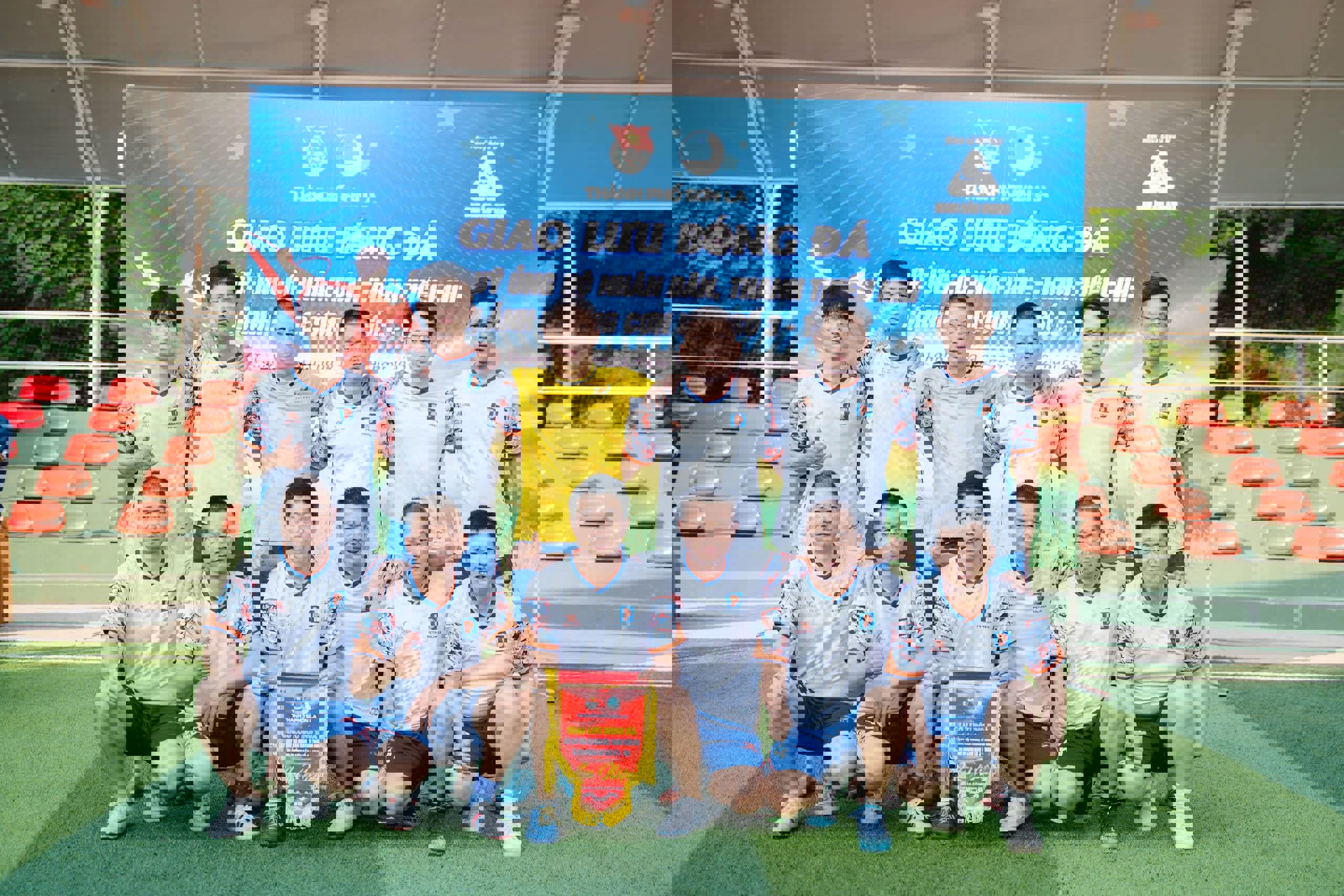 Đoàn viên, người lao động Công ty Xăng dầu Sơn La tham gia giao lưu bóng đá gây quỹ ủng hộ nhân dân, thanh thiếu nhi bị ảnh hưởng cơn bão số 3 - Yagi