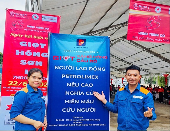 Người lao động Công ty Xăng dầu Sơn La đồng hành cùng “Hành trình Đỏ” lần thứ VII – năm 2025, chia sẻ yêu thương kết nối dòng máu Việt