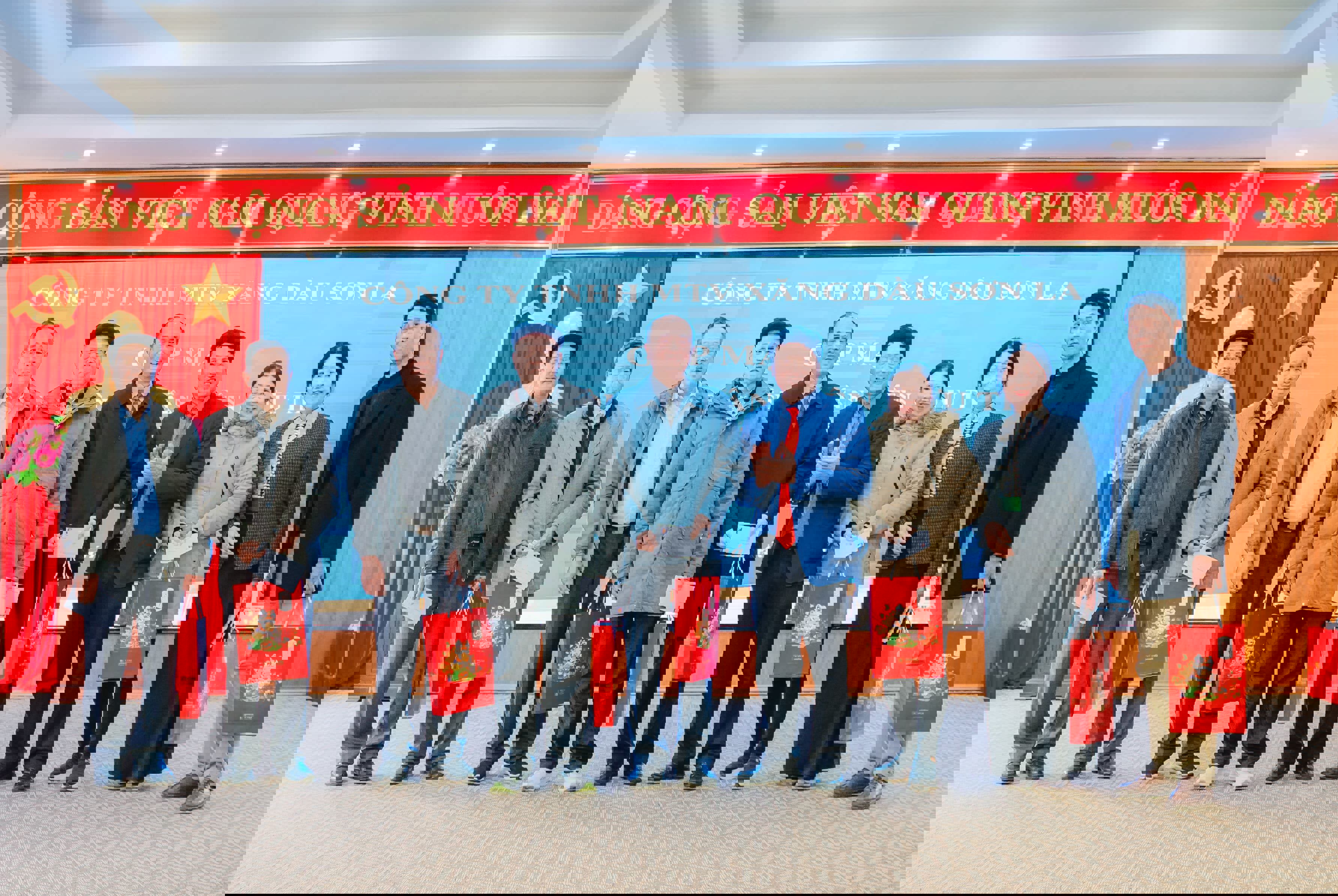 Công ty Xăng dầu Sơn La tổ chức gặp mặt cán bộ công nhân viên đã nghỉ chế độ hưu trí nhân dịp Xuân Ất Tỵ 2025