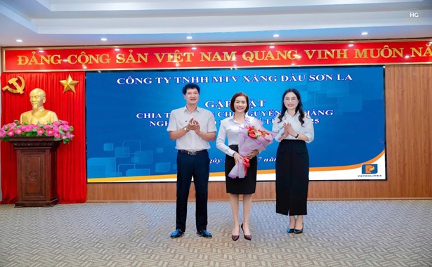 Gặp mặt chia tay chị Nguyễn Thị Hằng về nghỉ hưu – lưu dấu một chặng đường