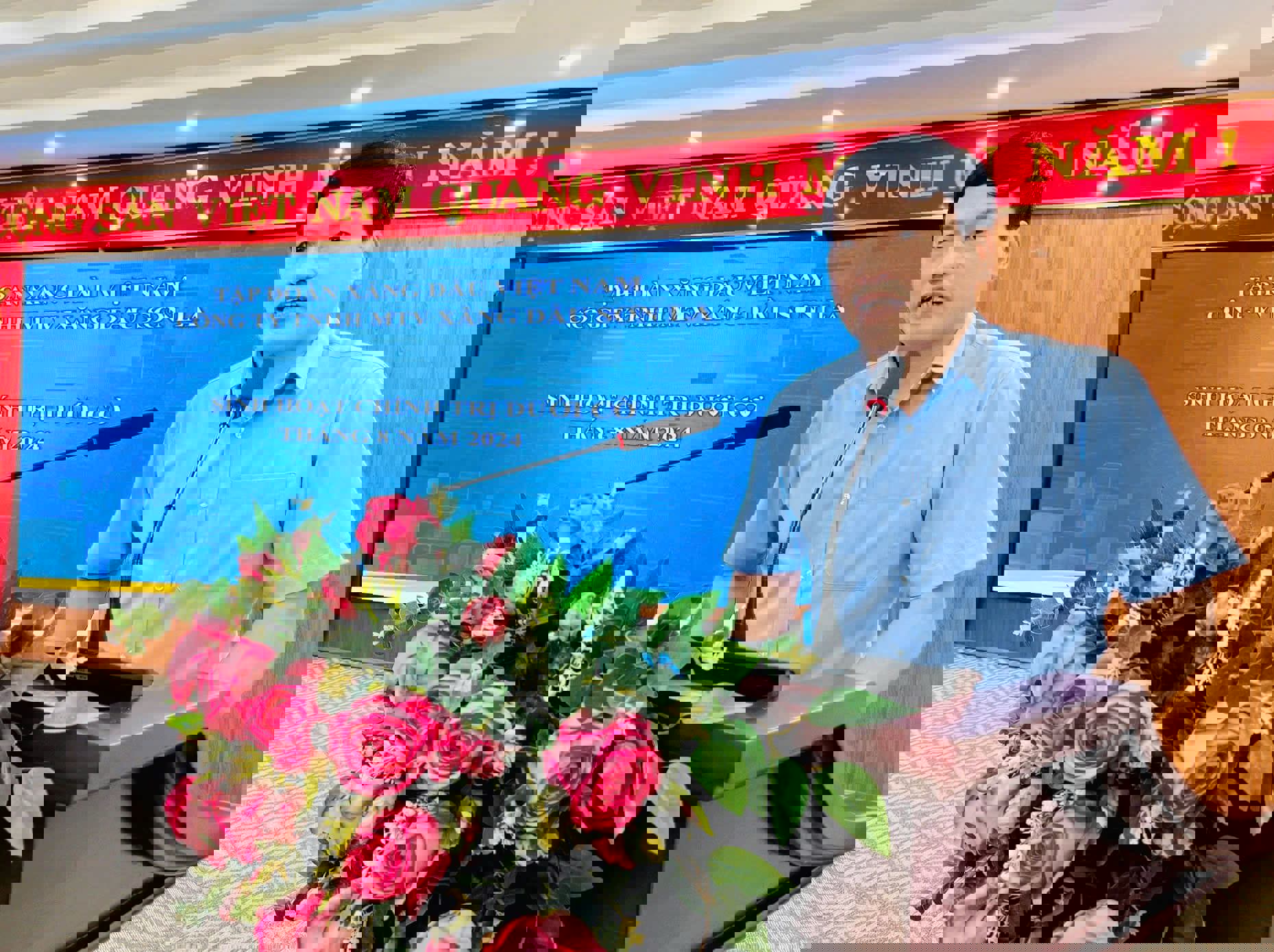 Công ty Xăng dầu Sơn La tổ chức lễ chào cờ và sinh hoạt chính trị dưới cờ tháng 8 năm 2024