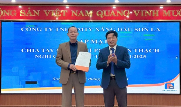 Công ty Xăng dầu Sơn La tổ chức gặp mặt, trao quyết định và chia tay cán bộ công nhân viên nghỉ việc hưởng chế độ hưu trí
