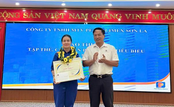 Petrolimex Sơn La trao thưởng thi đua tháng 8/2025 – Tháng thi đua chào mừng 80 năm quốc khánh nước CHXHCN Việt Nam 2/9/1945 – 2/9/2025