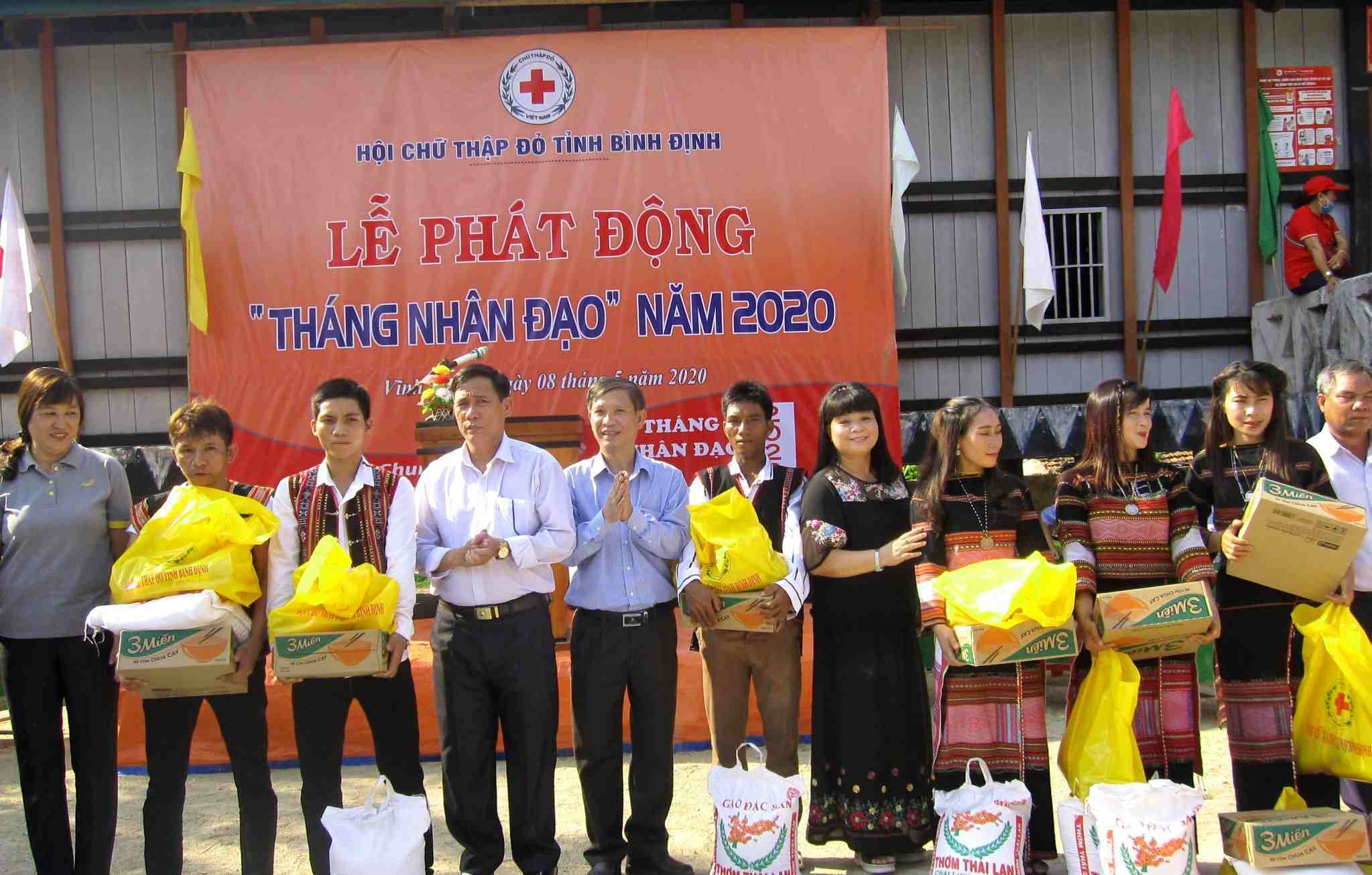 Petrolimex Bình Định phối hợp tổ chức lễ phát động “Tháng nhân đạo” năm 2020.