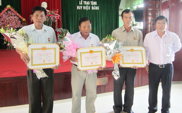 Lễ trao tặng Huy Hiệu Đảng