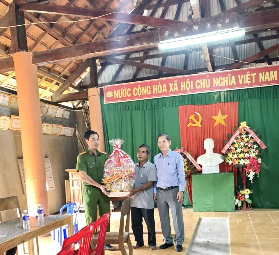 Petrolimex Bình Định thăm, tặng quà làng kết nghĩa M2 xã Vĩnh Thịnh nhân dịp Tết Nguyên đán Canh Tý 2020