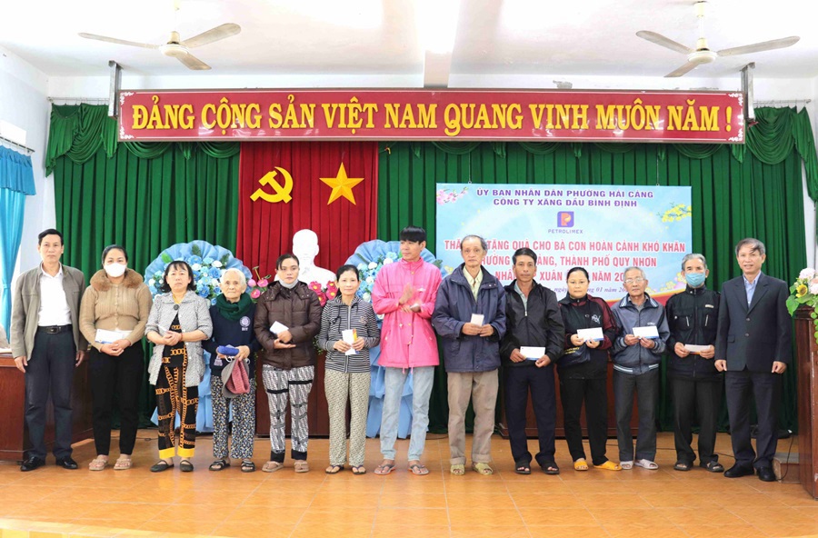 Petrolimex Bình Định thăm, tặng quà các hộ gia đình khó khăn nhân dịp Tết Nguyên đán Ất Tỵ 2025 tại các Phường Hải Cảng, Trần Phú và Nhơn Phú.