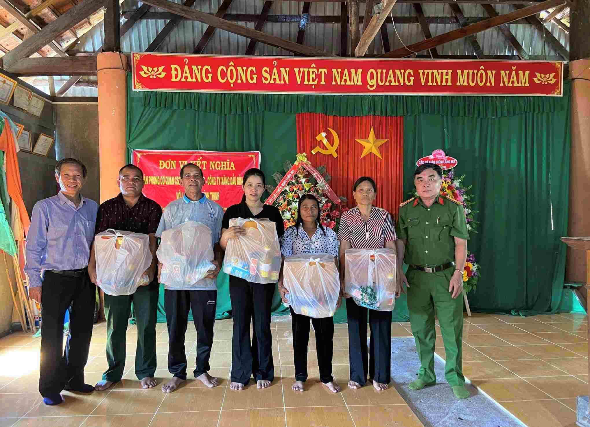 Thăm và tặng quà đơn vị kết nghĩa Làng M2, xã Vĩnh Thịnh, huyện Vĩnh Thạnh