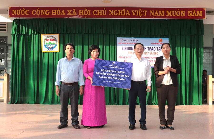 Petrolimex Gia Lai trao tặng 02 tivi cho Trường THCS Tây Giang