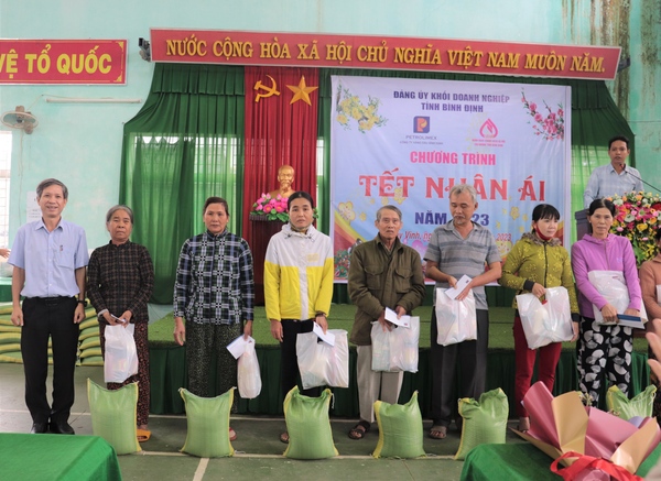 Thăm, tặng quà chúc Tết các gia đình chính sách, hộ nghèo tại xã Tây Vinh, huyện Tây Sơn