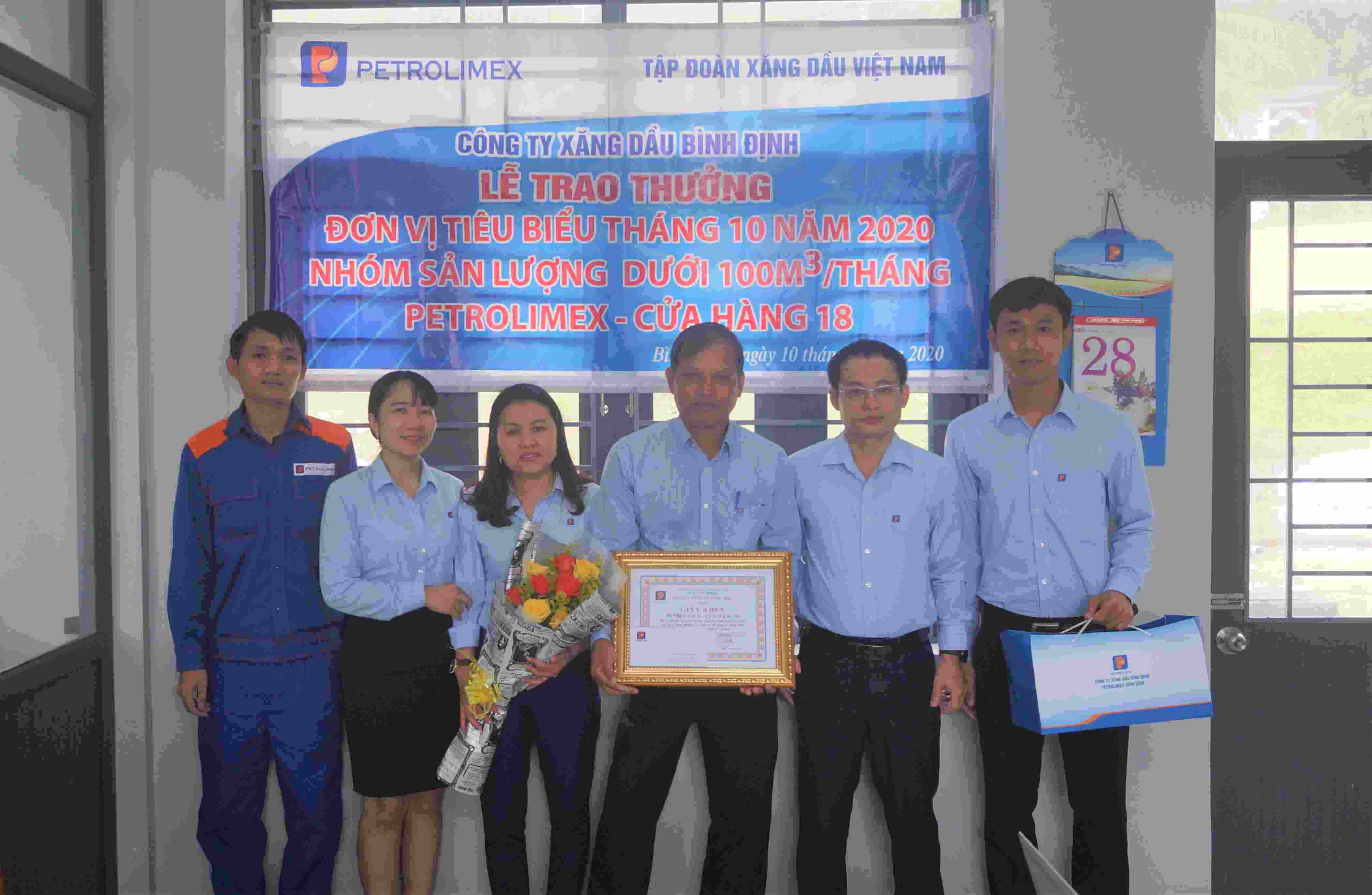 Tổ chức biểu dương, trao thưởng các đơn vị tiêu biểu tháng 10/2020