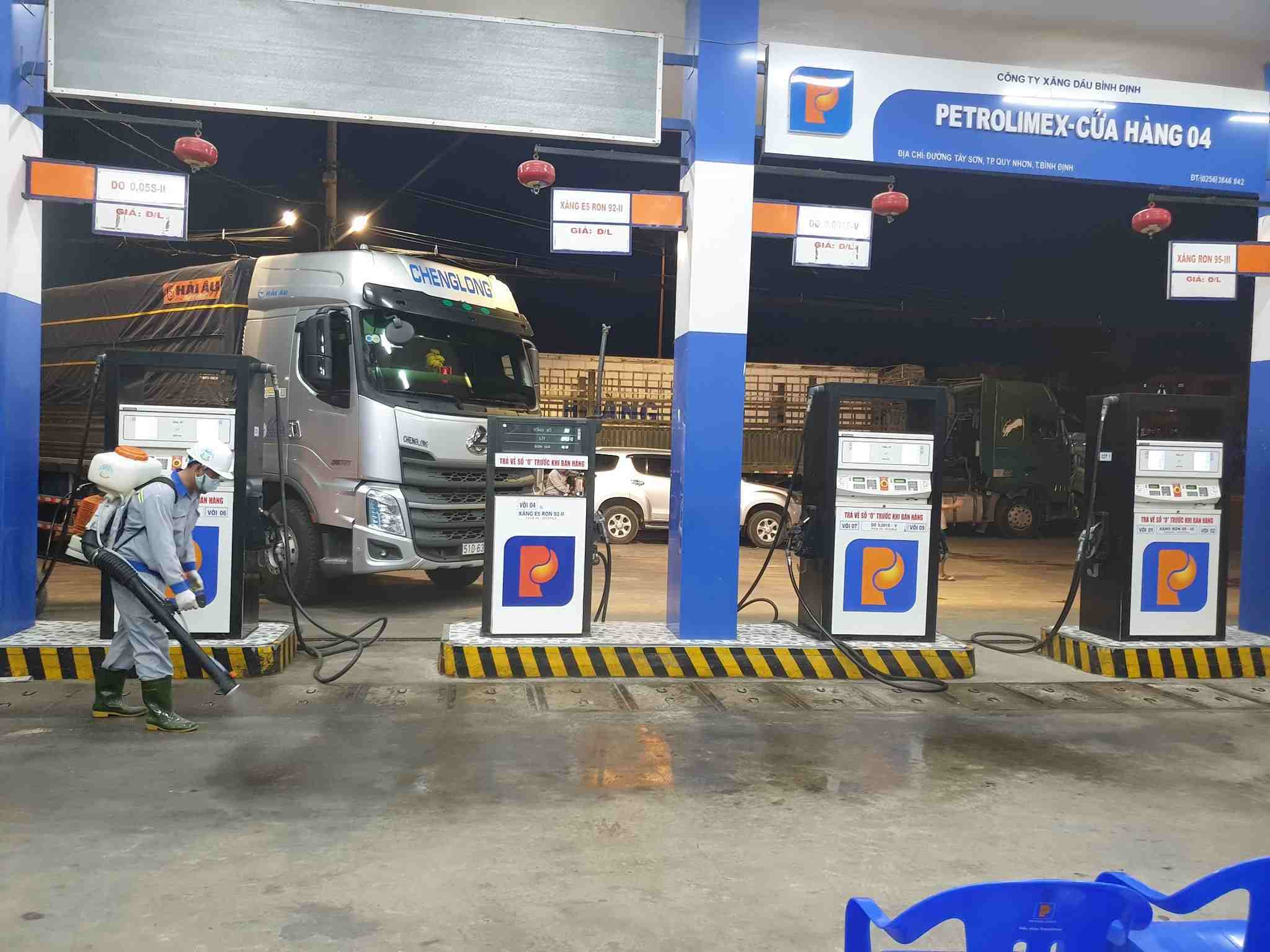 Petrolimex Bình Định phun thuốc khử trùng phòng, chống dịch Covid-19.