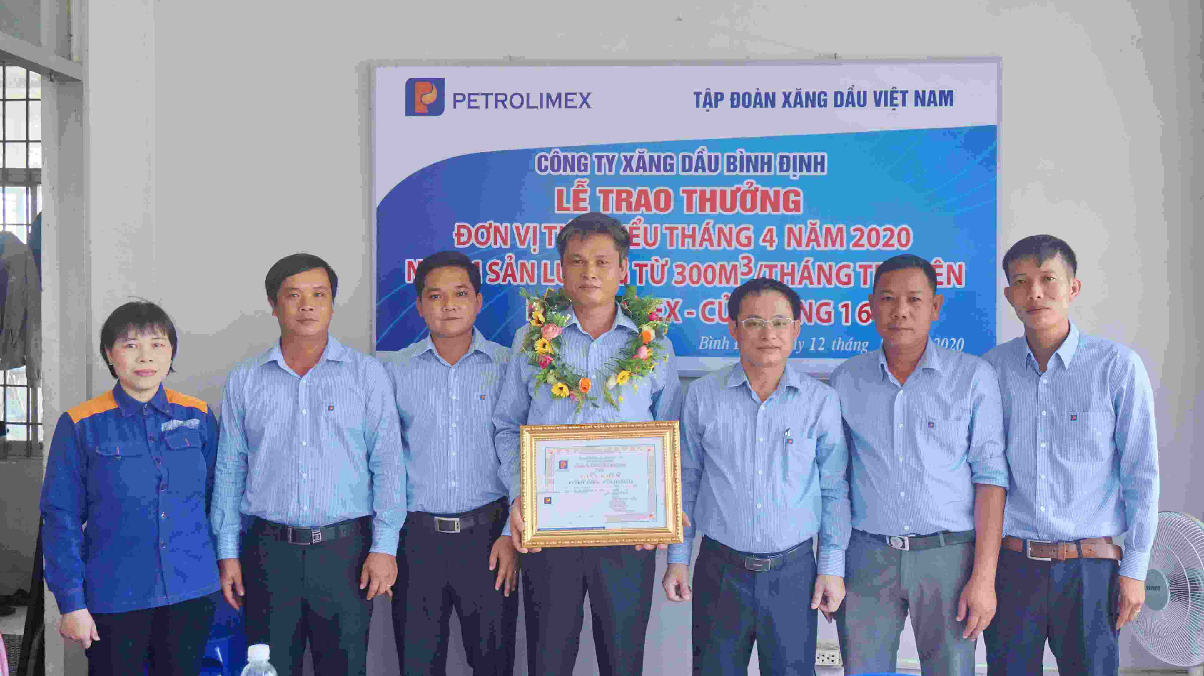 Petrolimex Bình Định tổ chức trao thưởng đơn vị tiêu biểu tháng 4 năm 2020