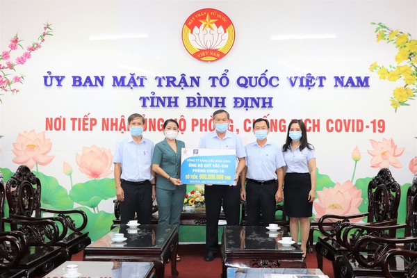 Petrolimex Bình Định ủng hộ 900 triệu đồng vào Quỹ Vắc-xin phòng Covid-19