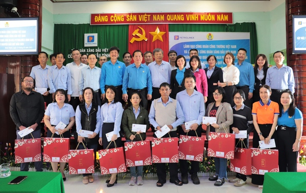 Gặp mặt, thăm hỏi, trao quà trợ cấp cho ĐV–NLĐ Petrolimex Bình Định nhân dịp Tết Nguyên đán Quý Mão 2023
