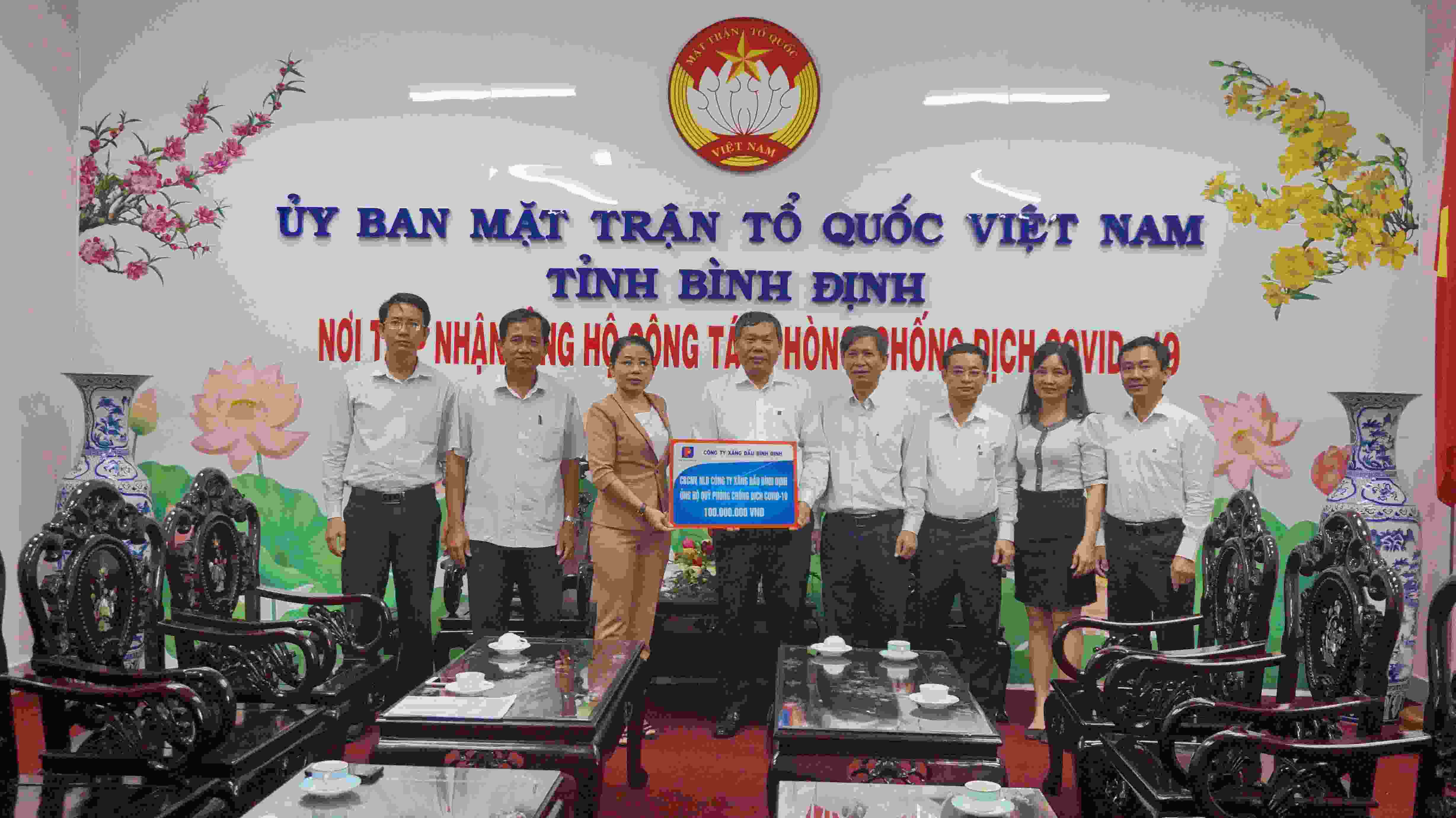 Petrolimex Bình Định ủng hộ 100 triệu đồng phòng, chống dịch COVID -19