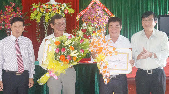 Lễ trao tặng Huy hiệu Đảng