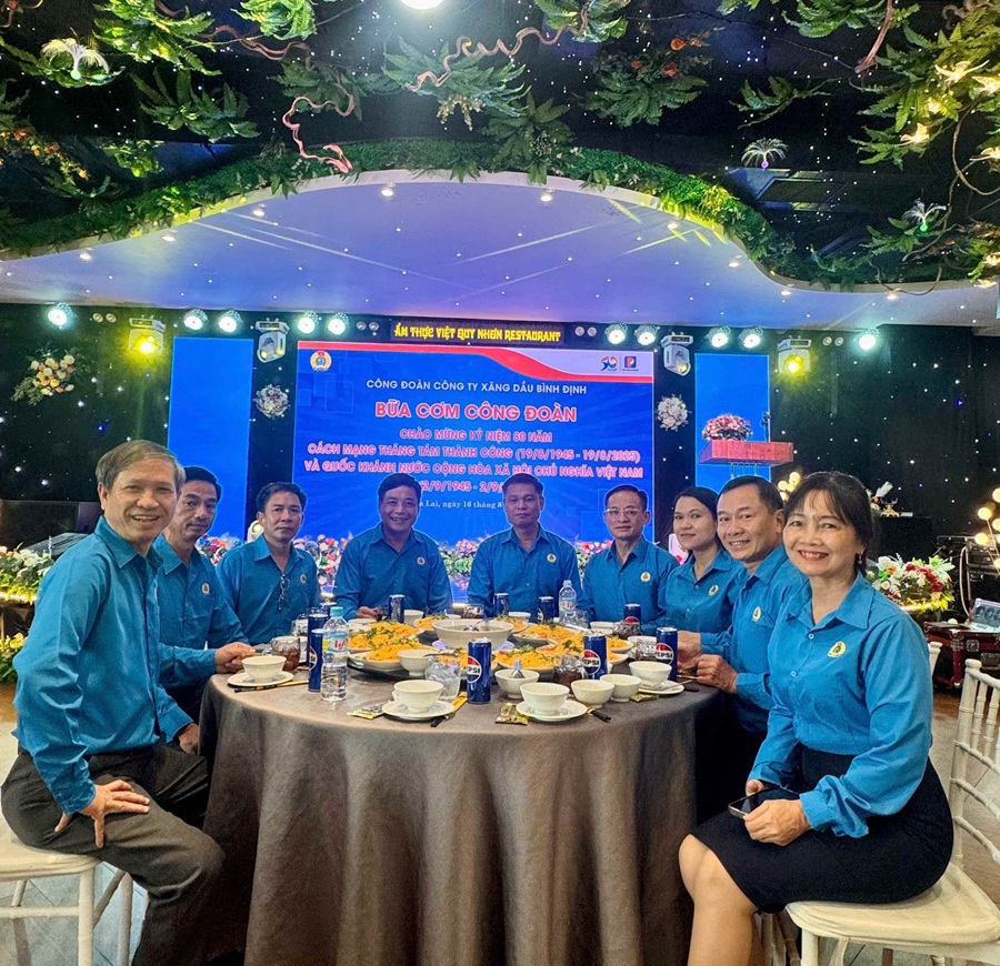 Ấm áp “Bữa cơm Công đoàn” tại PLX Bình Định