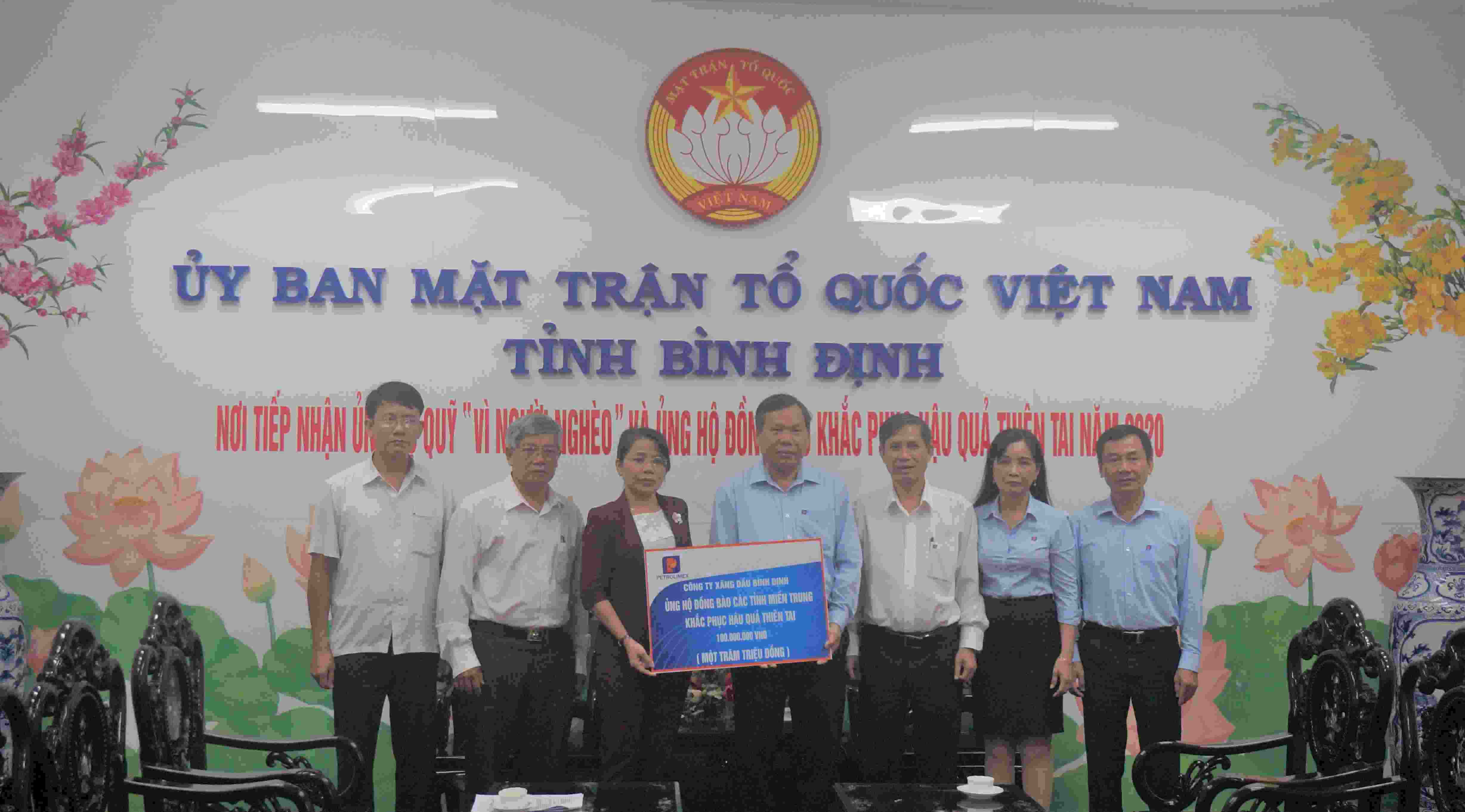 Chung tay ủng hộ đồng bào các tỉnh miền Trung khắc phục hậu quả bão lũ