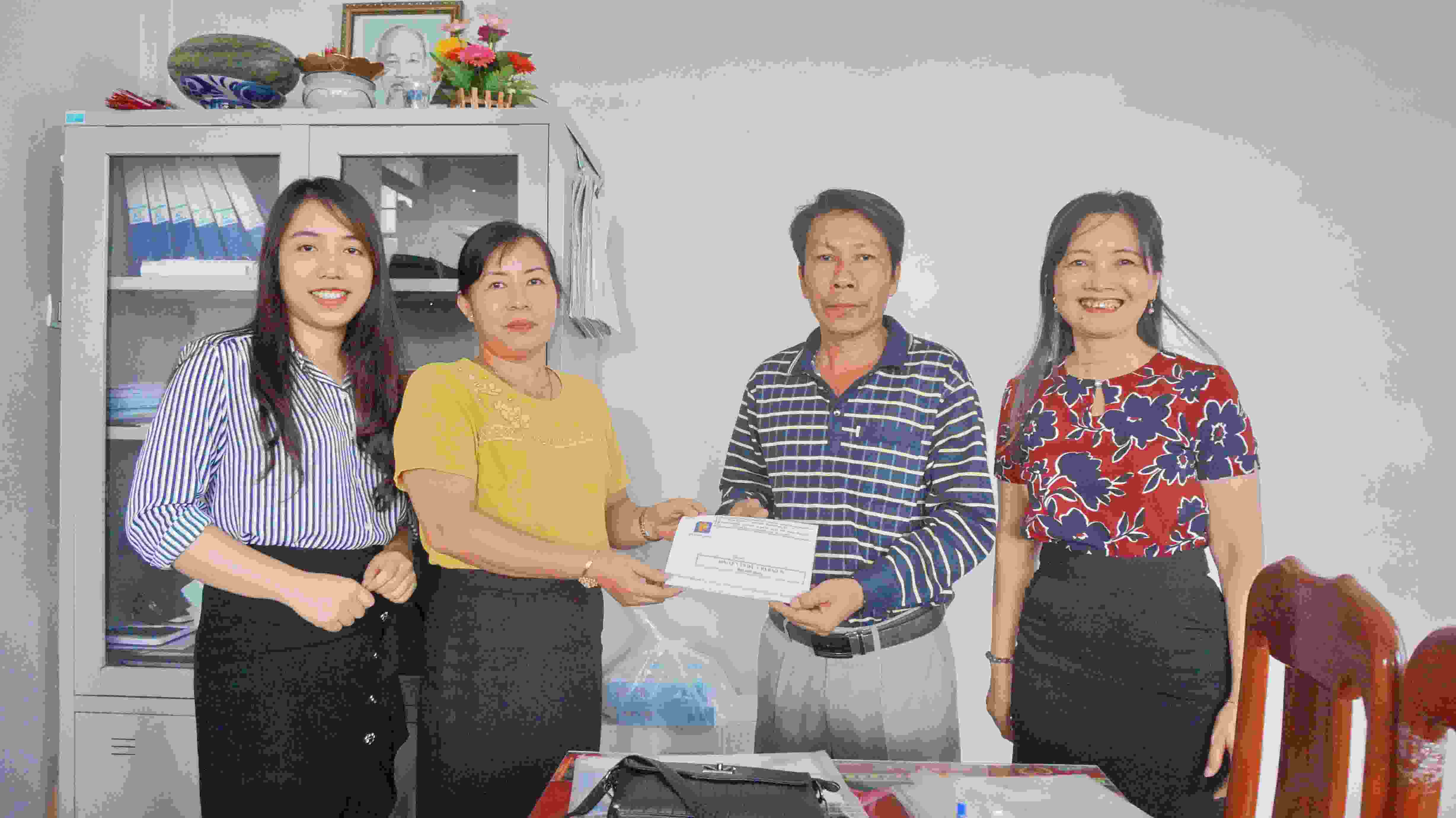 Thăm hỏi, tặng quà thân nhân gia đình thương binh, liệt sỹ nhân ngày 27/7