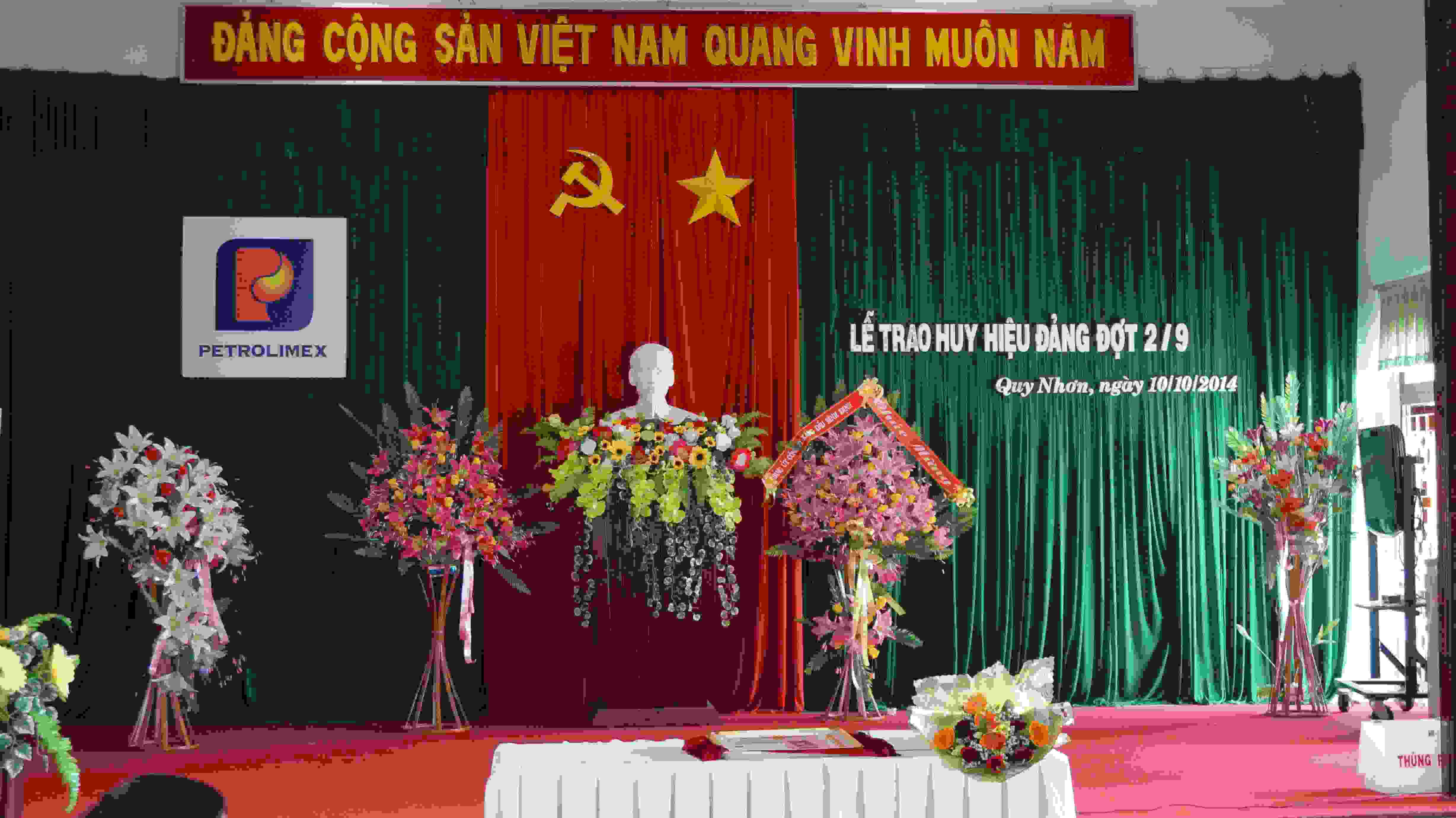 Tin ảnh: Lễ trao tặng Huy hiệu Đảng đợt 02.9.2014