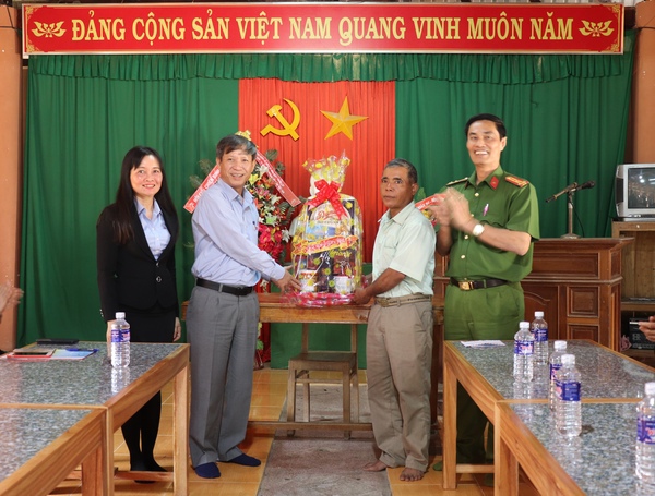 Thăm và tặng quà Làng kết nghĩa M2 nhân dịp Tết Nguyên đán Tân Sửu