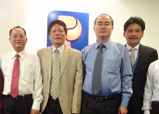 Politbureau member, Vietnam Fatherland Front Chairman Nguyen Thien Nhan visited Petrolimex Singapore